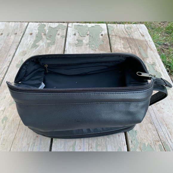•DOPP(TM) Kit•Black Leather or Really Nice Faux•2-Zip Compartments•Like New! - Picture 2 of 7